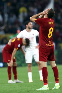 Roma, İtalya 29.04.2023: Serie A 2022 / 2023 futbol maçının sonunda İtalya 'nın başkenti Roma' daki Olimpiyat Stadyumu 'nda AS ROMA' nın AC MILAN 'a karşı açtığı karşılaşmada Nemanja Matic (AS ROMA) hayal kırıklığı yaşadı..