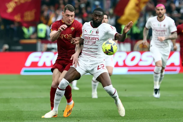Roma, İtalya 29.04.2023: Roma 'dan Andrea Belotti, Tomori (Milan) Serie A 2022 / 2023 futbol karşılaşması, 32. gün, AS ROMA ile AC MILAN arasında İtalya' nın başkenti Roma 'daki Olimpiyat stadyumunda oynanan karşılaşma.