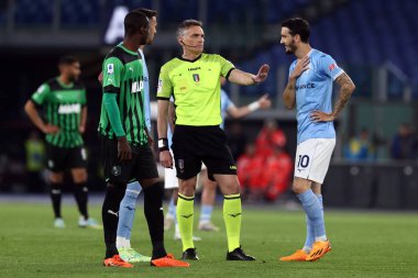 Roma, İtalya 03.05.2023: Hakem Irrati, Serie A 2022 / 2023 futbol karşılaşmasında İtalya 'nın başkenti Roma' daki Olimpiyat stadyumunda SS Lazio 'ya karşı Sassuolo arasındaki golü iptal etti ve ardından Ciro Immobile (Lazio) golünü doğruladı..