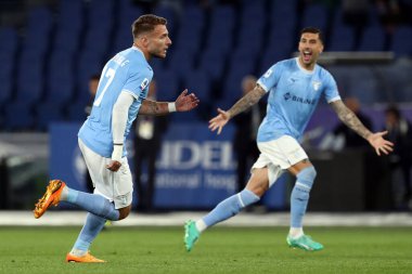 Roma, İtalya 03.05.2023 Ciro Immobile (Lazio), İtalya 'nın başkenti Roma' daki Olimpiyat Stadyumu 'nda SS Lazio' ya karşı Sassuolo arasındaki 2022 / 2023 Serie A futbol maçında golü attı ve takımla birlikte kutladı..
