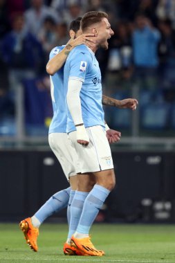 Roma, İtalya 03.05.2023 Ciro Immobile (Lazio), İtalya 'nın başkenti Roma' daki Olimpiyat Stadyumu 'nda SS Lazio' ya karşı Sassuolo arasındaki 2022 / 2023 Serie A futbol maçında golü attı ve takımla birlikte kutladı..