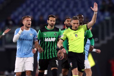 Roma, İtalya 03.05.2023: Hakem Irrati, İtalya 'nın başkenti Roma' daki Olimpiyat Stadyumu 'nda SS Lazio' ya karşı Sassuolo arasındaki Serie A 2022 / 2023 futbol maçında Ciro Immobile (Lazio) golünü iptal etti..