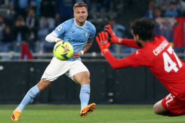 Roma, İtalya 03.05.2023: Ciro Immobile (Lazio), ANDREA CONSIGLI (SASS) Serie A 2022 / 2023 futbol karşılaşması sırasında 33. gün, İtalya 'nın başkenti Roma' daki Olimpiyat Stadyumu 'nda SS Lazio' ya karşı Sassuolo.