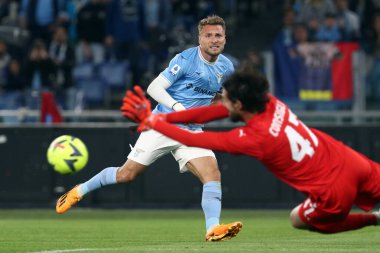 Roma, İtalya 03.05.2023: Ciro Immobile (Lazio), ANDREA CONSIGLI (SASS) Serie A 2022 / 2023 futbol karşılaşması sırasında 33. gün, İtalya 'nın başkenti Roma' daki Olimpiyat Stadyumu 'nda SS Lazio' ya karşı Sassuolo.