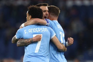 Roma, İtalya 03.05.2023: Felipe Anderson (Lazio) İtalya 'nın başkenti Roma' da bulunan Olimpiyat Stadyumu 'nda SS Lazio ile Sassuolo arasında oynanan 2022 / 2023 tarihli Serie A 2022 / 2023 futbol karşılaşmasında golü attı ve takımla birlikte kutladı..