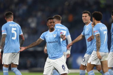 Roma, İtalya 03.05.2023: Felipe Anderson (Lazio) İtalya 'nın başkenti Roma' da bulunan Olimpiyat Stadyumu 'nda SS Lazio ile Sassuolo arasında oynanan 2022 / 2023 tarihli Serie A 2022 / 2023 futbol karşılaşmasında golü attı ve takımla birlikte kutladı..