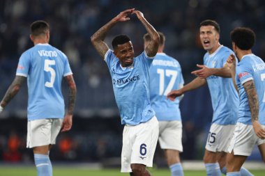 Roma, İtalya 03.05.2023: Felipe Anderson (Lazio) İtalya 'nın başkenti Roma' da bulunan Olimpiyat Stadyumu 'nda SS Lazio ile Sassuolo arasında oynanan 2022 / 2023 tarihli Serie A 2022 / 2023 futbol karşılaşmasında golü attı ve takımla birlikte kutladı..