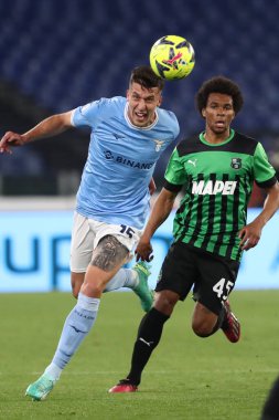 Roma, İtalya 03.05.2023: Nicolo Casale (Lazio), Kahkaha ARMAND (SASS) Serie A 2022 / 2023 futbol karşılaşması sırasında, SS Lazio 'nun Sassuolo' ya karşı Roma Olimpiyat Stadyumu 'nda oynadığı 33..