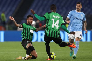 Roma, İtalya 03.05.2023: de SOUZA HENRIQUE (SASS), MIBA OBIANG AVOMO (SASS), Mattia Zaccagni (Lazio) Serie A 2022 / 2023 futbol karşılaşması sırasında SS Lazio ile Sassuolo arasında Roma Olimpiyat Stadyumu 'nda oynanan 33..