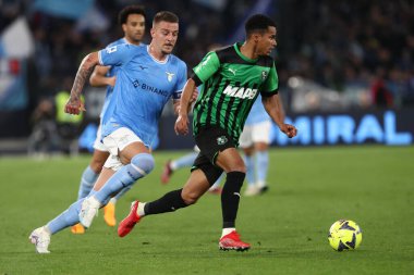 Roma, İtalya 03.05.2023: OLIVEIRA DA SILVA (SASS), Milinkovic Saviç (Lazio), Serie A 2022 / 2023 futbol karşılaşması sırasında SS Lazio ile Sassuolo arasında İtalya 'nın başkenti Roma' daki Olimpiyat Stadyumu 'nda oynanan karşılaşma..