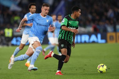 Roma, İtalya 03.05.2023: OLIVEIRA DA SILVA (SASS), Milinkovic Saviç (Lazio), Serie A 2022 / 2023 futbol karşılaşması sırasında SS Lazio ile Sassuolo arasında İtalya 'nın başkenti Roma' daki Olimpiyat Stadyumu 'nda oynanan karşılaşma..