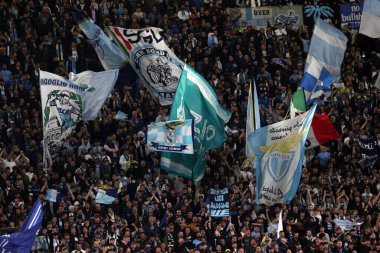 Roma, İtalya 03.05.2023: Lazio, İtalya 'nın başkenti Roma' daki Olimpiyat Stadyumu 'nda SS Lazio' nun Sassuolo 'ya karşı oynadığı 2022 / 2023 tarihli futbol karşılaşmasında taraftarları kürsüye çıkardı..