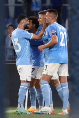 Roma, İtalya 03.05.2023: Toma Basiç (Lazio), İtalya 'nın başkenti Roma' daki Olimpiyat Stadyumu 'nda SS Lazio ile Sassuolo arasında oynanan 2022 / 2023 tarihli Serie A 2022 / 2023 futbol karşılaşmasında golü attı ve takımla birlikte kutladı..