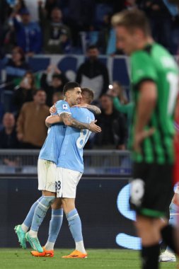 Roma, İtalya 03.05.2023: Toma Basiç (Lazio), İtalya 'nın başkenti Roma' daki Olimpiyat Stadyumu 'nda SS Lazio ile Sassuolo arasında oynanan 2022 / 2023 tarihli Serie A 2022 / 2023 futbol karşılaşmasında golü attı ve takımla birlikte kutladı..
