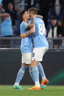 Roma, İtalya 03.05.2023: Toma Basiç (Lazio), İtalya 'nın başkenti Roma' daki Olimpiyat Stadyumu 'nda SS Lazio ile Sassuolo arasında oynanan 2022 / 2023 tarihli Serie A 2022 / 2023 futbol karşılaşmasında golü attı ve takımla birlikte kutladı..