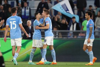Roma, İtalya 03.05.2023: Toma Basiç (Lazio), İtalya 'nın başkenti Roma' daki Olimpiyat Stadyumu 'nda SS Lazio ile Sassuolo arasında oynanan 2022 / 2023 tarihli Serie A 2022 / 2023 futbol karşılaşmasında golü attı ve takımla birlikte kutladı..