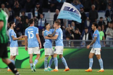 Roma, İtalya 03.05.2023: Toma Basiç (Lazio), İtalya 'nın başkenti Roma' daki Olimpiyat Stadyumu 'nda SS Lazio ile Sassuolo arasında oynanan 2022 / 2023 tarihli Serie A 2022 / 2023 futbol karşılaşmasında golü attı ve takımla birlikte kutladı..