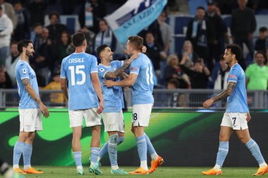 Roma, İtalya 03.05.2023: Toma Basiç (Lazio), İtalya 'nın başkenti Roma' daki Olimpiyat Stadyumu 'nda SS Lazio ile Sassuolo arasında oynanan 2022 / 2023 tarihli Serie A 2022 / 2023 futbol karşılaşmasında golü attı ve takımla birlikte kutladı..