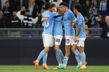 Roma, İtalya 03.05.2023: Toma Basiç (Lazio), İtalya 'nın başkenti Roma' daki Olimpiyat Stadyumu 'nda SS Lazio ile Sassuolo arasında oynanan 2022 / 2023 tarihli Serie A 2022 / 2023 futbol karşılaşmasında golü attı ve takımla birlikte kutladı..