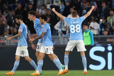 Roma, İtalya 03.05.2023: Toma Basiç (Lazio), İtalya 'nın başkenti Roma' daki Olimpiyat Stadyumu 'nda SS Lazio ile Sassuolo arasında oynanan 2022 / 2023 tarihli Serie A 2022 / 2023 futbol karşılaşmasında golü attı ve takımla birlikte kutladı..