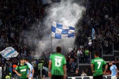 Roma, İtalya 03.05.2023: Lazio, İtalya 'nın başkenti Roma' da düzenlenen Olimpiyat Stadyumu 'nda SS Lazio' nun Sassuolo 'ya karşı oynadığı 2022 / 2023 tarihli Serie A 2022 / 2023 futbol maçı sırasında kürsüde bayrak salladı..