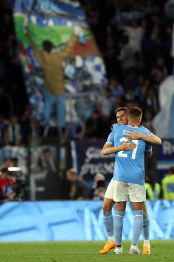 Roma, İtalya 03.05.2023: Toma Basiç (Lazio), Milinkoviç Saviç (Lazio) Serie A 2022 / 2023 futbol karşılaşmasının 33. gününde İtalya 'nın başkenti Roma' daki Olimpiyat stadyumunda SS Lazio 'ya karşı Sassuolo arasındaki zaferi kutladı..