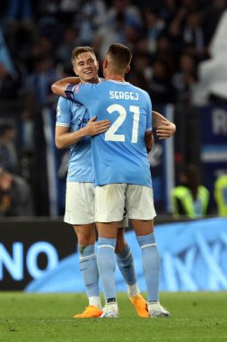 Roma, İtalya 03.05.2023: Toma Basiç (Lazio), Milinkoviç Saviç (Lazio) Serie A 2022 / 2023 futbol karşılaşmasının 33. gününde İtalya 'nın başkenti Roma' daki Olimpiyat stadyumunda SS Lazio 'ya karşı Sassuolo arasındaki zaferi kutladı..