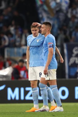 Roma, İtalya 03.05.2023: Toma Basiç (Lazio), Milinkoviç Saviç (Lazio) Serie A 2022 / 2023 futbol karşılaşmasının 33. gününde İtalya 'nın başkenti Roma' daki Olimpiyat stadyumunda SS Lazio 'ya karşı Sassuolo arasındaki zaferi kutladı..