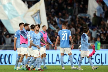Roma, İtalya 03.05.2023: Lazio oyuncuları Serie A 2022 / 2023 futbol karşılaşmasının 33. gününde İtalya 'nın başkenti Roma' daki Olimpiyat Stadyumu 'nda SS Lazio ile Sassuolo arasındaki zaferi kutladılar..