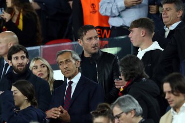 Roma, İtalya 11.05.2023: Francesco Totti ve Noemi Bocchi, oğlu Cristian UEFA EUROPA LEAGUE 2022 / 2023 yılındaki duruşmada, yarı final maçında AS Romanlar Bayer 04 Leverkusen 'e karşı Roma, İtalya' daki Olimpiyat stadyumunda.