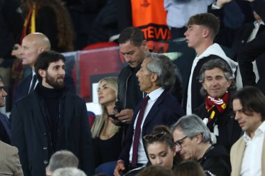 Roma, İtalya 11.05.2023: Francesco Totti ve Noemi Bocchi, oğlu Cristian UEFA EUROPA LEAGUE 2022 / 2023 yılındaki duruşmada, yarı final maçında AS Romanlar Bayer 04 Leverkusen 'e karşı Roma, İtalya' daki Olimpiyat stadyumunda.