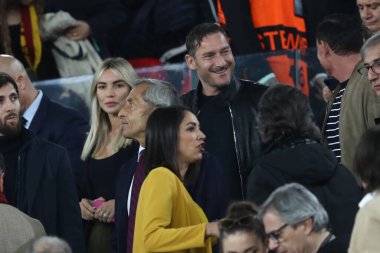 Roma, İtalya 11.05.2023: Francesco Totti ve Noemi Bocchi, oğlu Cristian UEFA EUROPA LEAGUE 2022 / 2023 yılındaki duruşmada, yarı final maçında AS Romanlar Bayer 04 Leverkusen 'e karşı Roma, İtalya' daki Olimpiyat stadyumunda.