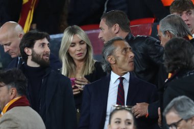 Roma, İtalya 11.05.2023: Francesco Totti ve Noemi Bocchi, oğlu Cristian UEFA EUROPA LEAGUE 2022 / 2023 yılındaki duruşmada, yarı final maçında AS Romanlar Bayer 04 Leverkusen 'e karşı Roma, İtalya' daki Olimpiyat stadyumunda.