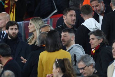 Roma, İtalya 11.05.2023: Francesco Totti ve Noemi Bocchi, oğlu Cristian UEFA EUROPA LEAGUE 2022 / 2023 yılındaki duruşmada, yarı final maçında AS Romanlar Bayer 04 Leverkusen 'e karşı Roma, İtalya' daki Olimpiyat stadyumunda.