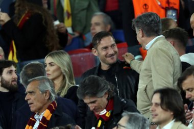 Roma, İtalya 11.05.2023: Francesco Totti ve Noemi Bocchi, oğlu Cristian UEFA EUROPA LEAGUE 2022 / 2023 yılındaki duruşmada, yarı final maçında AS Romanlar Bayer 04 Leverkusen 'e karşı Roma, İtalya' daki Olimpiyat stadyumunda.