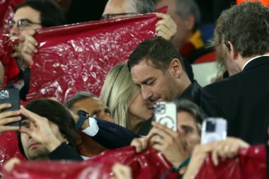 Roma, İtalya 11.05.2023: Francesco Totti ve Noemi Bocchi, oğlu Cristian UEFA EUROPA LEAGUE 2022 / 2023 yılındaki duruşmada, yarı final maçında AS Romanlar Bayer 04 Leverkusen 'e karşı Roma, İtalya' daki Olimpiyat stadyumunda.