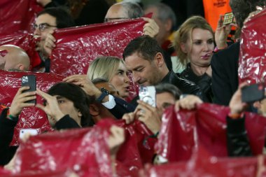 Roma, İtalya 11.05.2023: Francesco Totti ve Noemi Bocchi, oğlu Cristian UEFA EUROPA LEAGUE 2022 / 2023 yılındaki duruşmada, yarı final maçında AS Romanlar Bayer 04 Leverkusen 'e karşı Roma, İtalya' daki Olimpiyat stadyumunda.