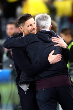 Roma, İtalya 11.05.2023: Leverkusen 'in Xabi Alonso teknik direktörü, UEFA EUROPA LEAGUE 2022 / 2023 öncesinde Jose Mourinho' nun Roman teknik direktörünü karşıladı, yarı final karşılaşması AS Romanlar Bayer 04 Leverkusen 'e karşı Roma, İtalya' daki Olimpiyat stadyumunda.