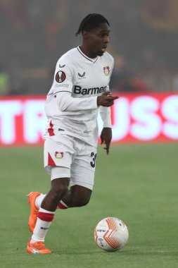 Roma, İtalya 11.05.2023: Leverkusen 'den Jeremie Frimpong UEFA EUROPA LeAGUE 2022 / 2023 tarihinde, yarı final karşılaşması AS Romanlar Bayer 04 Leverkusen' e karşı Roma, İtalya 'daki Olimpiyat stadyumunda.