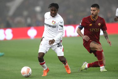 Roma, İtalya 11.05.2023: Leverkusen 'den Jeremie Frimpong, UEFA EUROPA LEAGUE 2022 / 2023 yılındaki Roma' dan Lorenzo Pellegrini, İtalya 'nın başkenti Roma' daki Bayer 04 Leverkusen Olimpiyat Stadyumu 'nda oynanan yarı final karşılaşması..