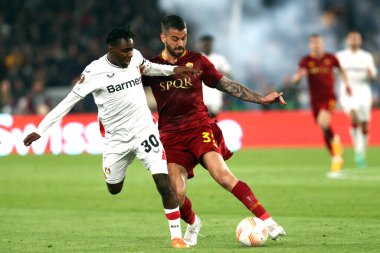 Roma, İtalya 11.05.2023: Jeremie Frimpong Leverkusen, Leonardo Spinazzola UEFA EUROPA LEAGUE 2022 / 2023 tarihinde görev başında, yarı final maçında AS Romanlar Bayer 04 Leverkusen 'e karşı Roma, İtalya' daki Olimpiyat stadyumunda.