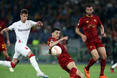 Roma, İtalya 11.05.2023: UEFA EUROPA LEAGUE 2022 / 2023 tarihinde Romalı Roger Ibanez, Roma 'nın başkenti Roma' daki Olimpiyat stadyumunda AS Roman Bayer 04 Leverkusen 'e karşı oynadığı yarı final karşılaşmasında görev aldı..