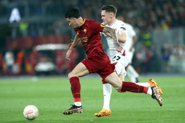 Roma, İtalya 11.05.2023: Roman Roger Ibanez, Leverkusen 'li Florian Wirtz UEFA EUROPA LEAGUE 2022 / 2023 tarihinde görev başında, yarı final karşılaşması AS Romanlar Bayer 04 Leverkusen' e karşı Roma, İtalya 'daki Olimpiyat stadyumunda.