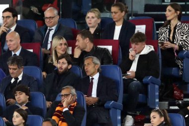 Roma, İtalya 11.05.2023: Francesco Totti ve Noemi Bocchi, oğlu Cristian UEFA EUROPA LEAGUE 2022 / 2023 yılındaki duruşmada, yarı final maçında AS Romanlar Bayer 04 Leverkusen 'e karşı Roma, İtalya' daki Olimpiyat stadyumunda.
