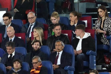 Roma, İtalya 11.05.2023: Francesco Totti ve Noemi Bocchi, oğlu Cristian UEFA EUROPA LEAGUE 2022 / 2023 yılındaki duruşmada, yarı final maçında AS Romanlar Bayer 04 Leverkusen 'e karşı Roma, İtalya' daki Olimpiyat stadyumunda.