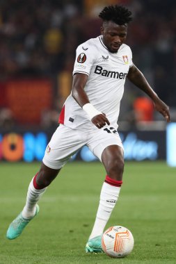Roma, İtalya 11.05.2023: UEFA EUROPA LEAGUE 2022 / 2023 tarihinde Leverkusen 'den Odilon Kossounou, İtalya' nın başkenti Roma 'daki Olimpiyat Stadyumu' nda AS Romanlar ve Bayer 04 Leverkusen arasında oynanan yarı final karşılaşması..