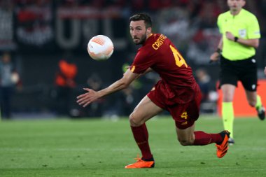 Roma, İtalya 11.05.2023: Bryan Cristante UEFA EUROPA LEAGUE 2022 / 2023 tarihinde, yarı final karşılaşması AS Romanlar Bayer 04 Leverkusen 'e karşı Roma, İtalya' daki Olimpiyat stadyumunda.