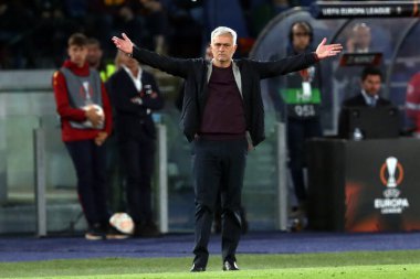 Roma, İtalya 11,05.2023: Jose Mourinho UEFA EUROPA LeAGUE 2022 / 2023 tarihinde Roma teknik direktörü, AS Roman Bayer 04 Leverkusen 'e karşı Roma, İtalya' daki Olimpiyat stadyumunda oynanan yarı final karşılaşması..