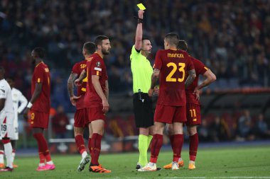 Roma, İtalya 11,05.2023: UEFA EUROPA LEAGUE 2022 / 2023 'te Roman Gianluca Mancini için sarı kart, yarı final karşılaşması AS Romanlar Bayer 04 Leverkusen' e karşı Roma, İtalya 'daki Olimpiyat stadyumunda.