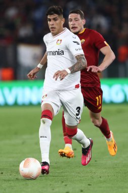 Roma, İtalya 11.05.2023: Leverkusen 'den Piero Hincaple, UEFA EUROPA LEAGUE 2022 / 2023' te görev yapan Roman Andrea Belotti, İtalya 'nın başkenti Roma' daki Bayer 04 Leverkusen Olimpiyat Stadyumu 'nda oynanan yarı final karşılaşmasında AS Roman Bayer 04 Leverkusen' e karşı..